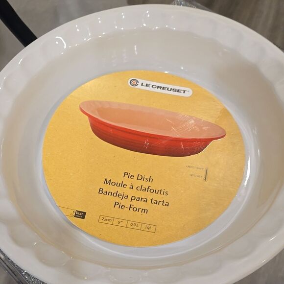 Le Creuset Fluted 9" Pie Dish- Meringue - Picture 7 of 7